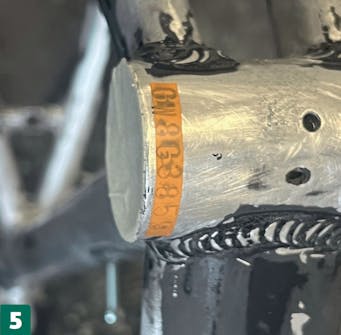 Cykel maling: Giv stelnummeret en strimmel Fine Line-afdækningstape Cykel maling: Giv stelnummeret en strimmel Fine Line-afdækningstape